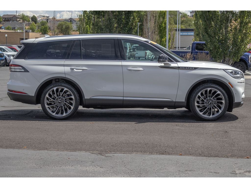 2020 Lincoln Aviator — side profile view