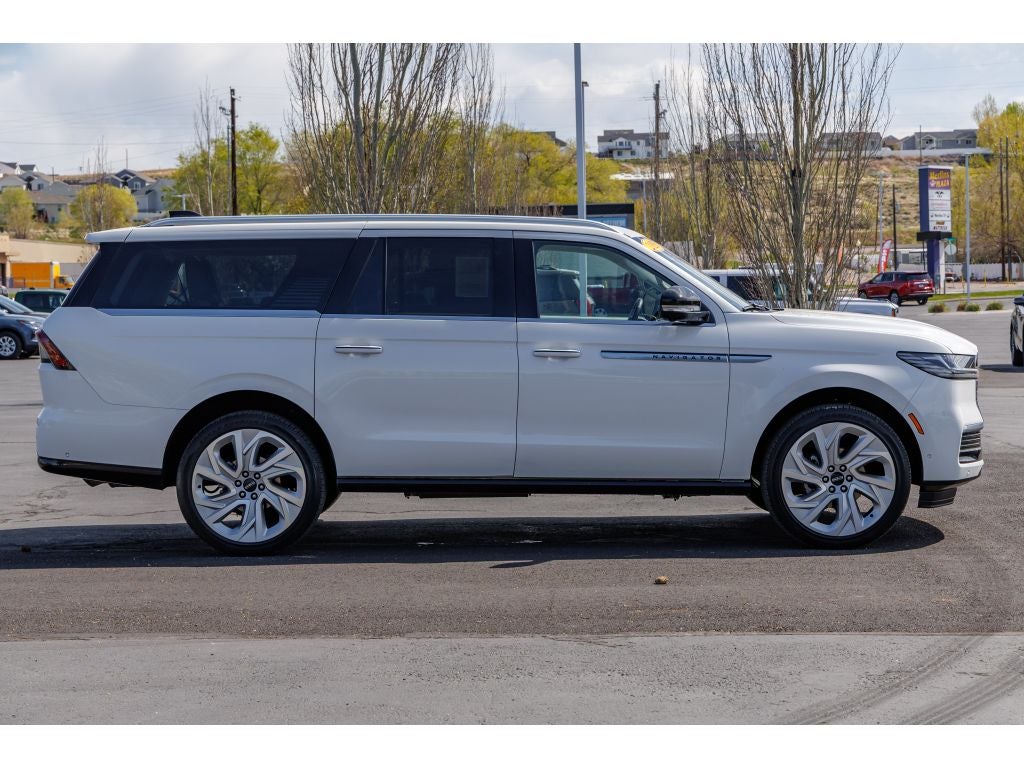 2025 Lincoln Navigator L — side profile view